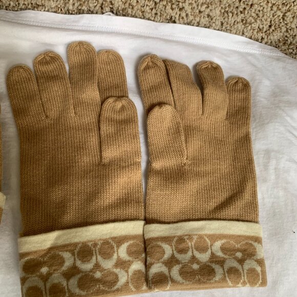 COACH Women\'s FB0461 2Pc. Camel 100% Merino Wool Sig Hat and Glove Set . main image 10